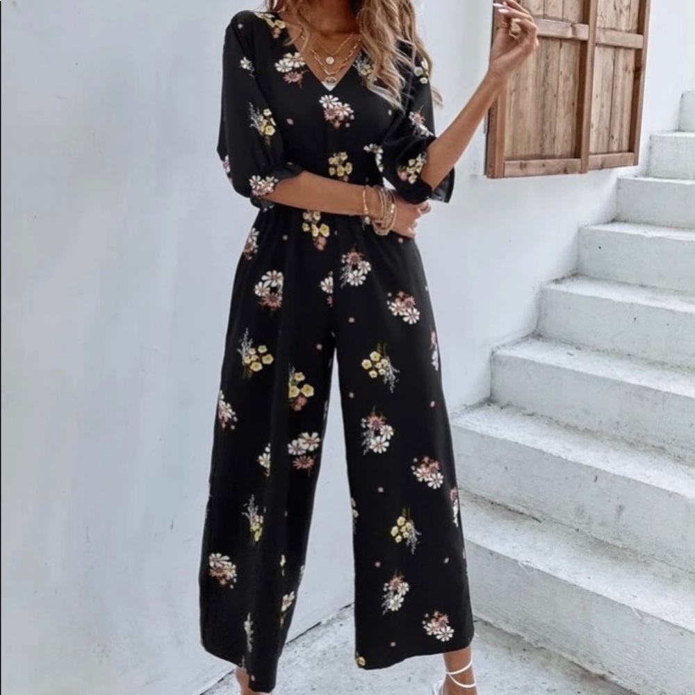 🆕LAST ONE!🛍 Open Back Floral Jumpsuit in Black - Picture 2 of 5